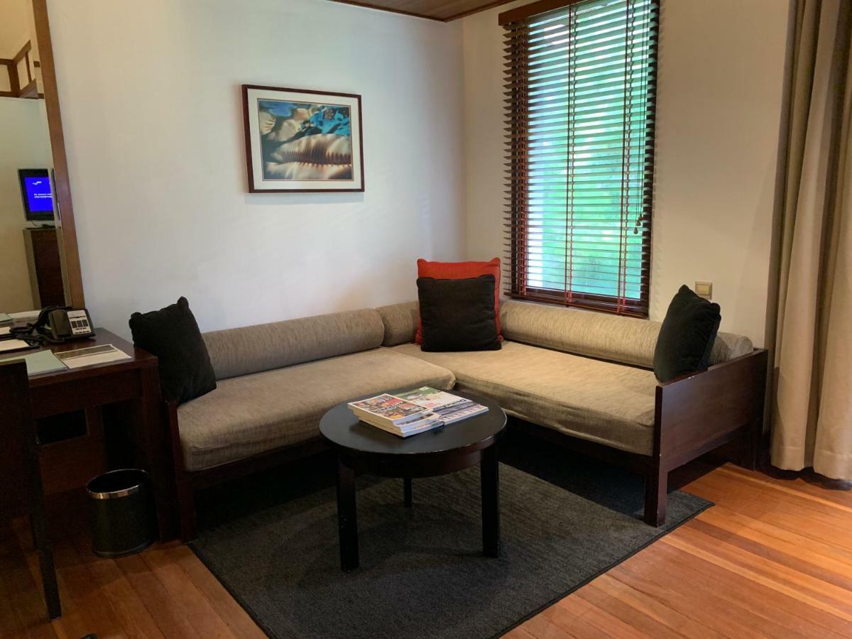 The Andaman, A Luxury Collection Resort, Langkawi Esterno foto A sofa in a hotel room